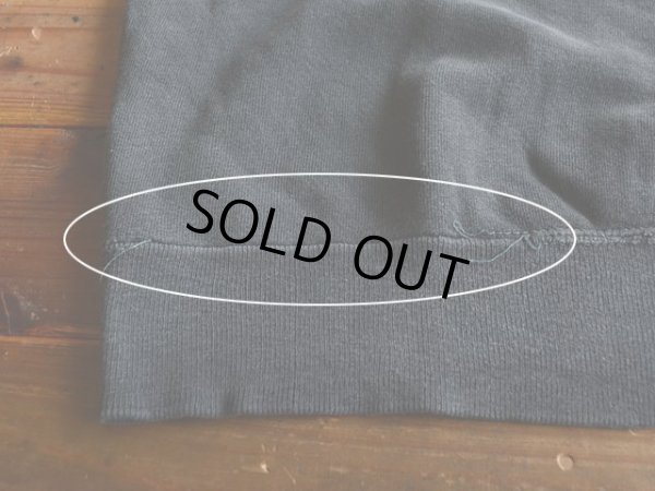 裾リブ付け根にステッチ抜け。