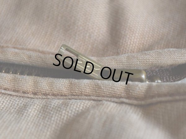 ジップ引手に少々曲がり。