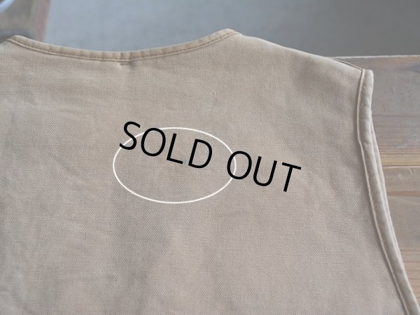 背中に僅かな汚れ。