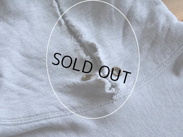 フード首周りにダメージ。