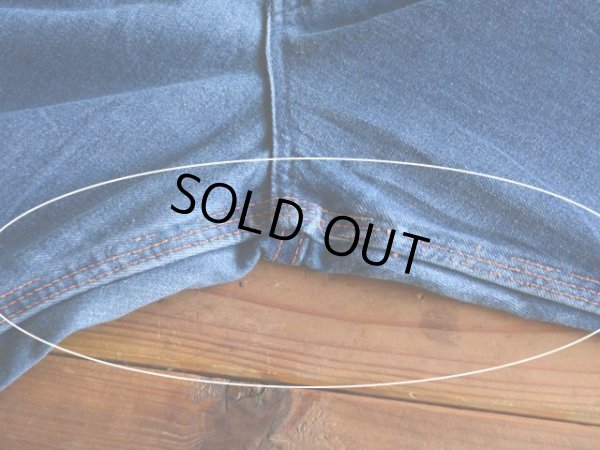 股に少々ステッチホツレ。