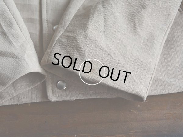 左袖口に僅かな汚れ。