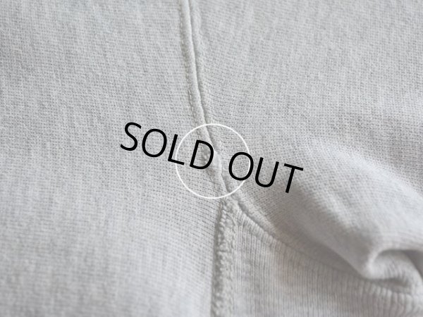 右袖付け根に僅かなダメージ。