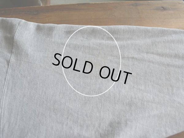 左袖付け根に薄ら汚れ。