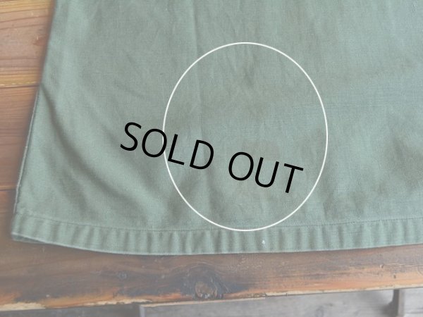 背中裾に薄らシミ。