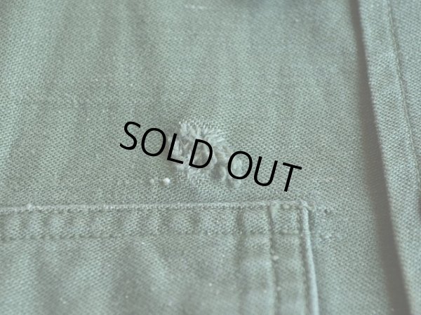 右胸ポケット上にダメージ。