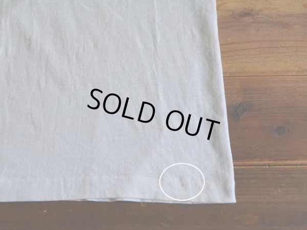 フロント裾に少々汚れ。