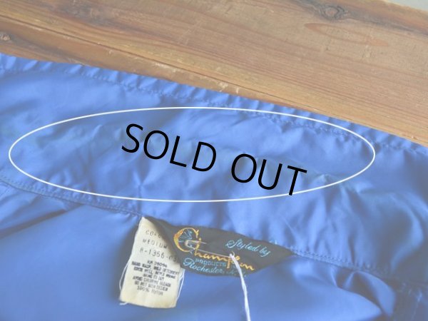 襟に薄ら汚れ。