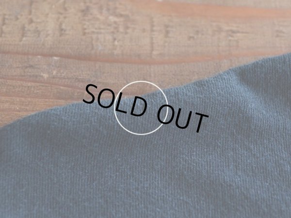 右肩にピンホール。