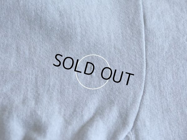 右袖付け根付近に僅かなホツレ。