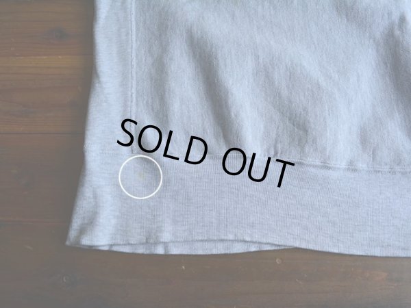 裾リブに僅かな汚れ。