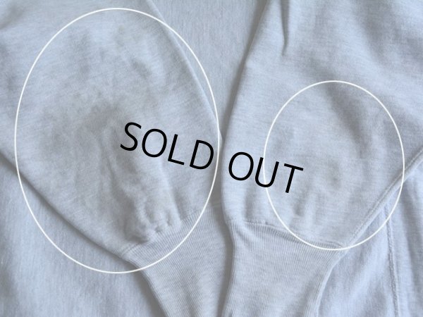 両袖に薄ら黒っぽいシミ汚れ。