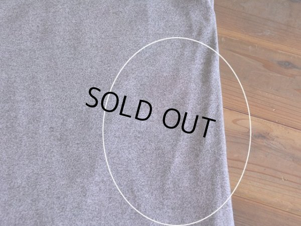 グレー部分に多少の赤い色移り。