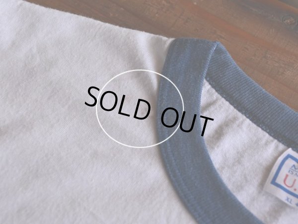 首リブ右横付近に少々汚れ。