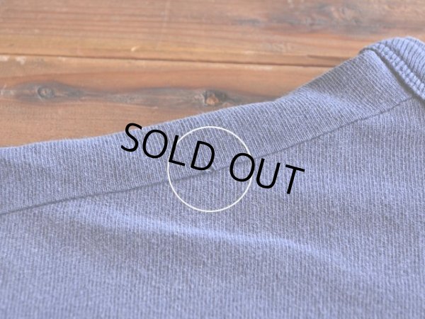 左肩付近にピンホール。