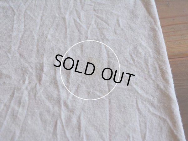 背中に薄らシミ汚れ。