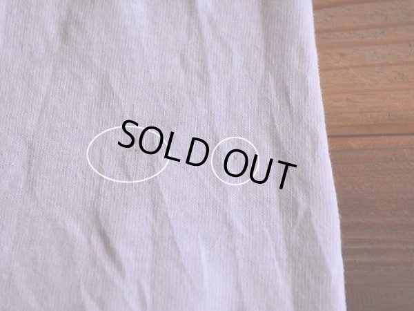 フロント裾左サイドに僅かな汚れとピンホール。