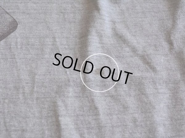 左胸下付近に薄ら汚れ。