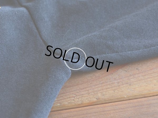 左脇の下に僅かなステッチホツレ。