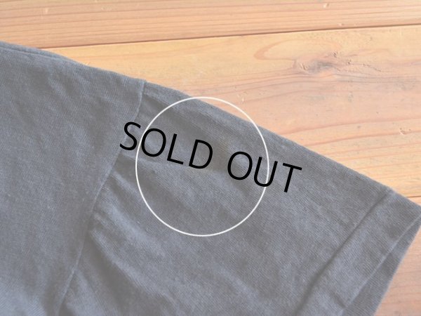 左袖に薄ら汚れ。