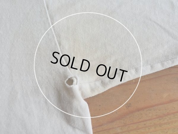 左脇にダメージと薄らシミ。