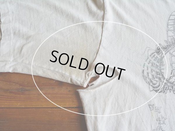 右脇に大きめのダメージと薄らシミ。