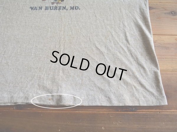 フロント裾に少々汚れ。