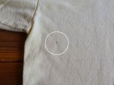 右サイドに小さな汚れ。