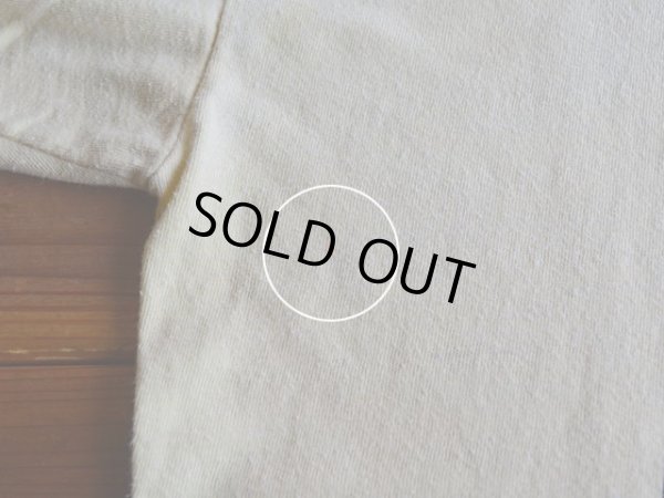 右サイドに小さな汚れ。