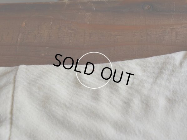 右肩付近に小さな汚れ。