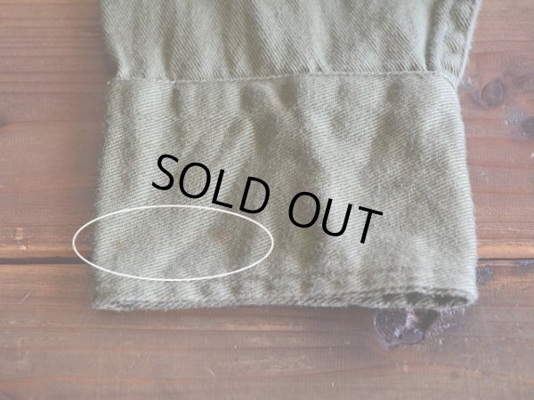 右袖口に僅かな汚れ。