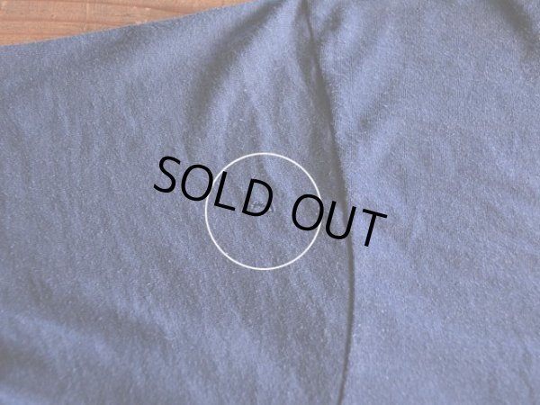 右袖に小さなダメージ。