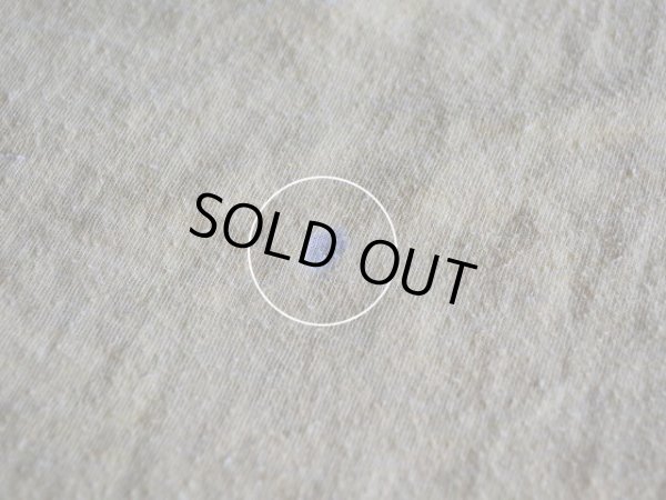 お腹に生地の薄れ。