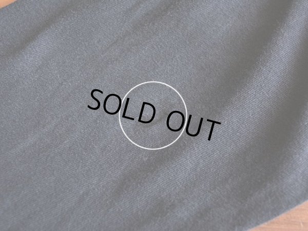 左袖に僅かな汚れ。