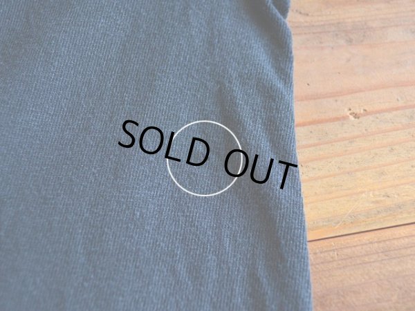 左サイドに僅かなホツレ。