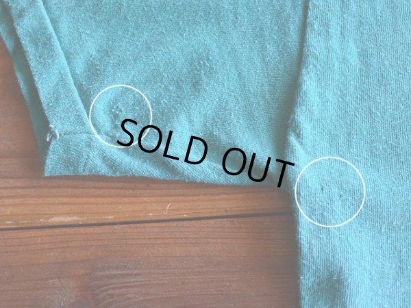 右脇・右袖に小さなダメージ。