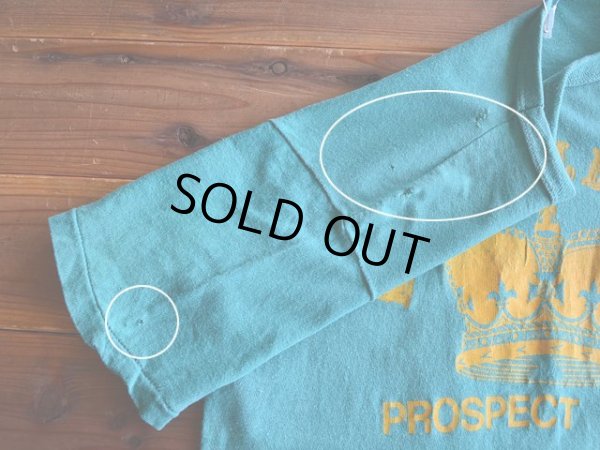 右肩右袖付近に小さなダメージとリペア。