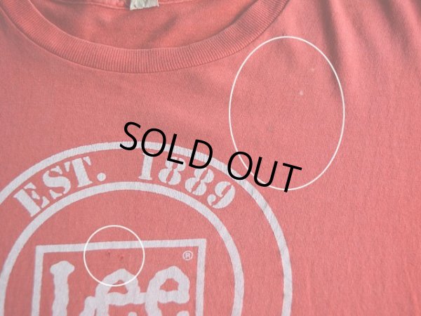 左胸上ふいきんに少々汚れと色落ち、胸中央付近に僅かなホツレ。