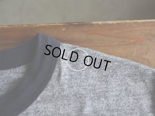 左肩付近に僅かな汚れ。