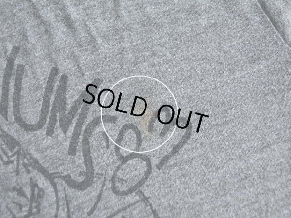 左胸付近に薄ら汚れ。