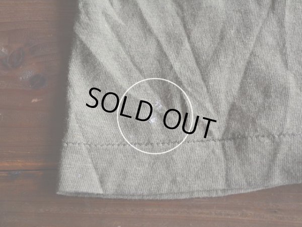 フロント裾に少々汚れ。