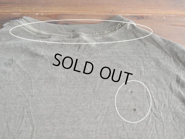 背中に少々ダメージと首リブのステッチホツレ。