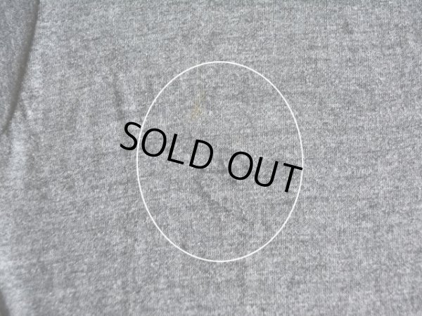 背中に落書きのような物と僅かな汚れ。