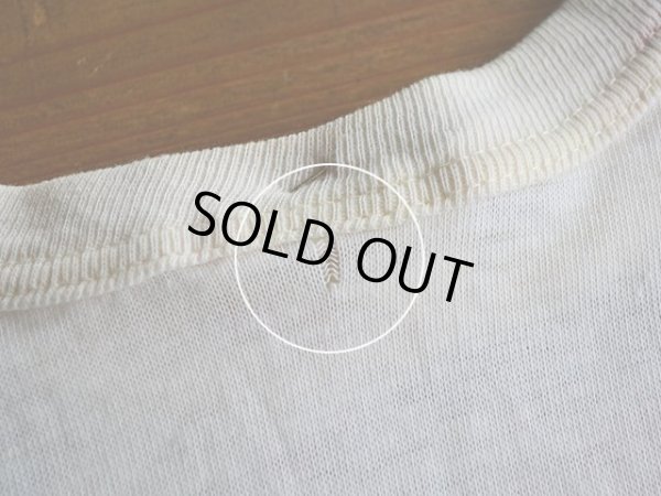 首後ろに僅かなホツレ。