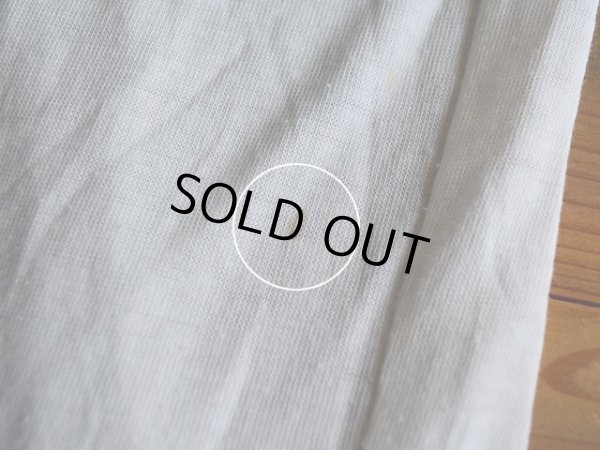 左脇腹に小さな汚れ。