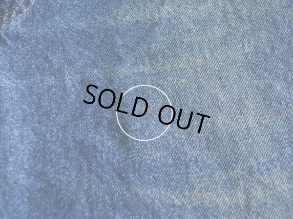 左太ももに小さな汚れ。