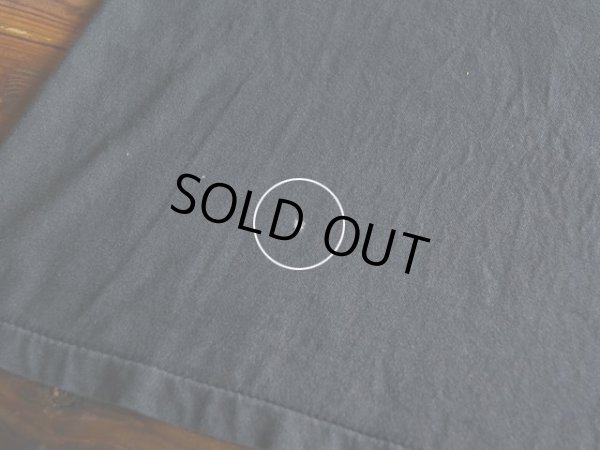 バック裾に小さな色落ち。