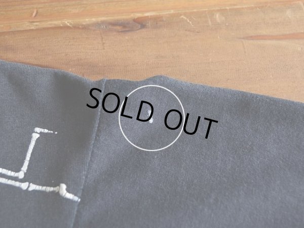 左袖に小さな汚れ。