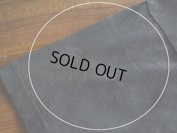 右袖に色落ち色褪せ。