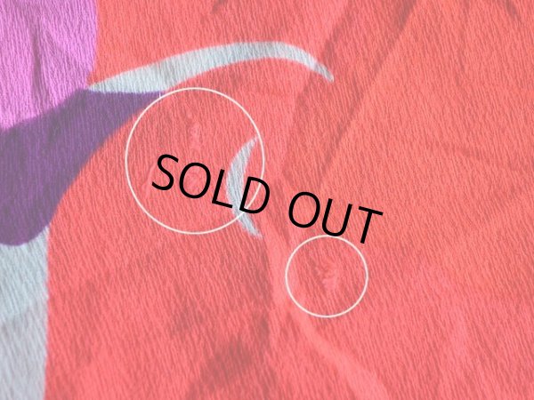 裾付近に僅かな傷。